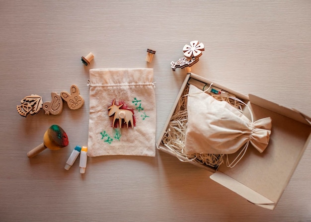 Zestawy haftu ułożone na stole